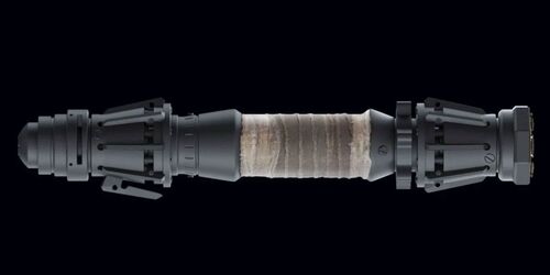 Plik:Rey-TROS-Yellow-Lightsaber.jpg
