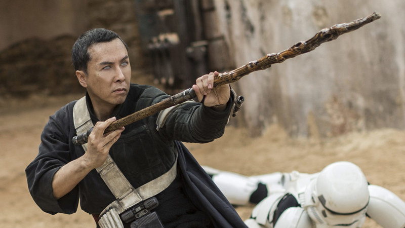 Plik:Chirrut i jego laska.jpg