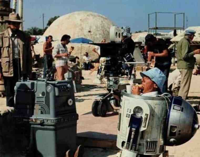 Plik:Kenny Baker na planie.jpg